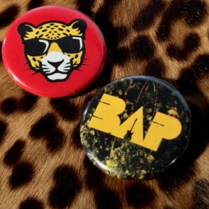 Button BAP gelb auf Efeu